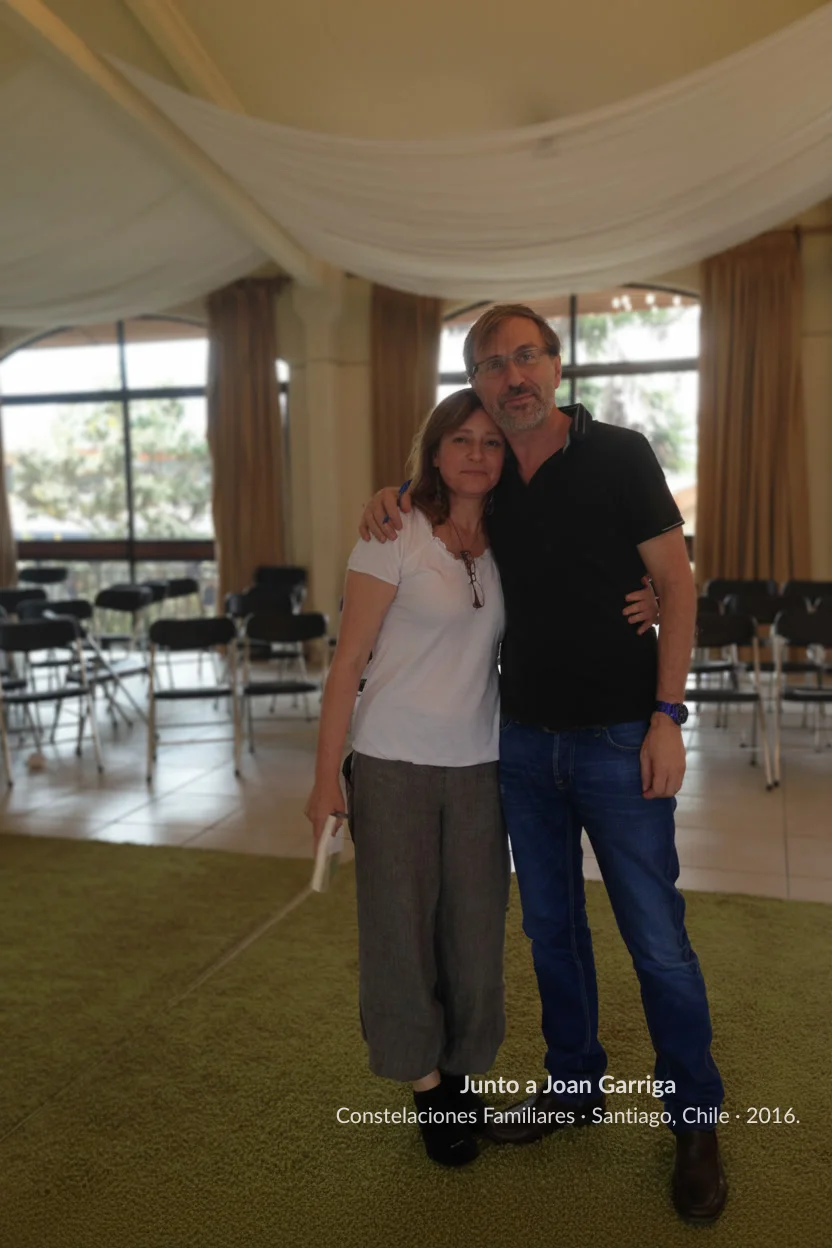 Ivonne Rojas junto a Joan Garriga durante una formación de constelaciones familiares en Santiago, Chile.