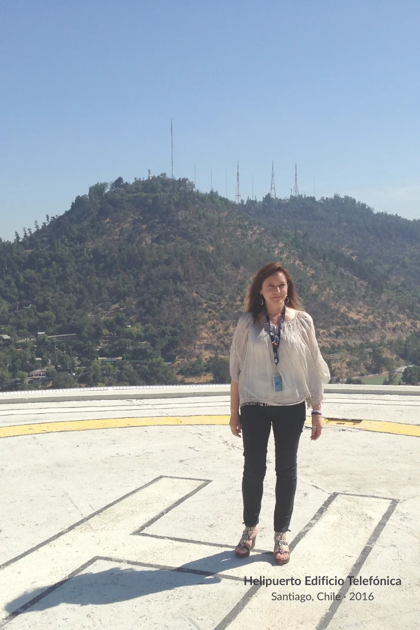 Ivonne Rojas en el helipuerto del edificio Telefónica durante su etapa profesional en telecomunicaciones en Santiago de Chile.