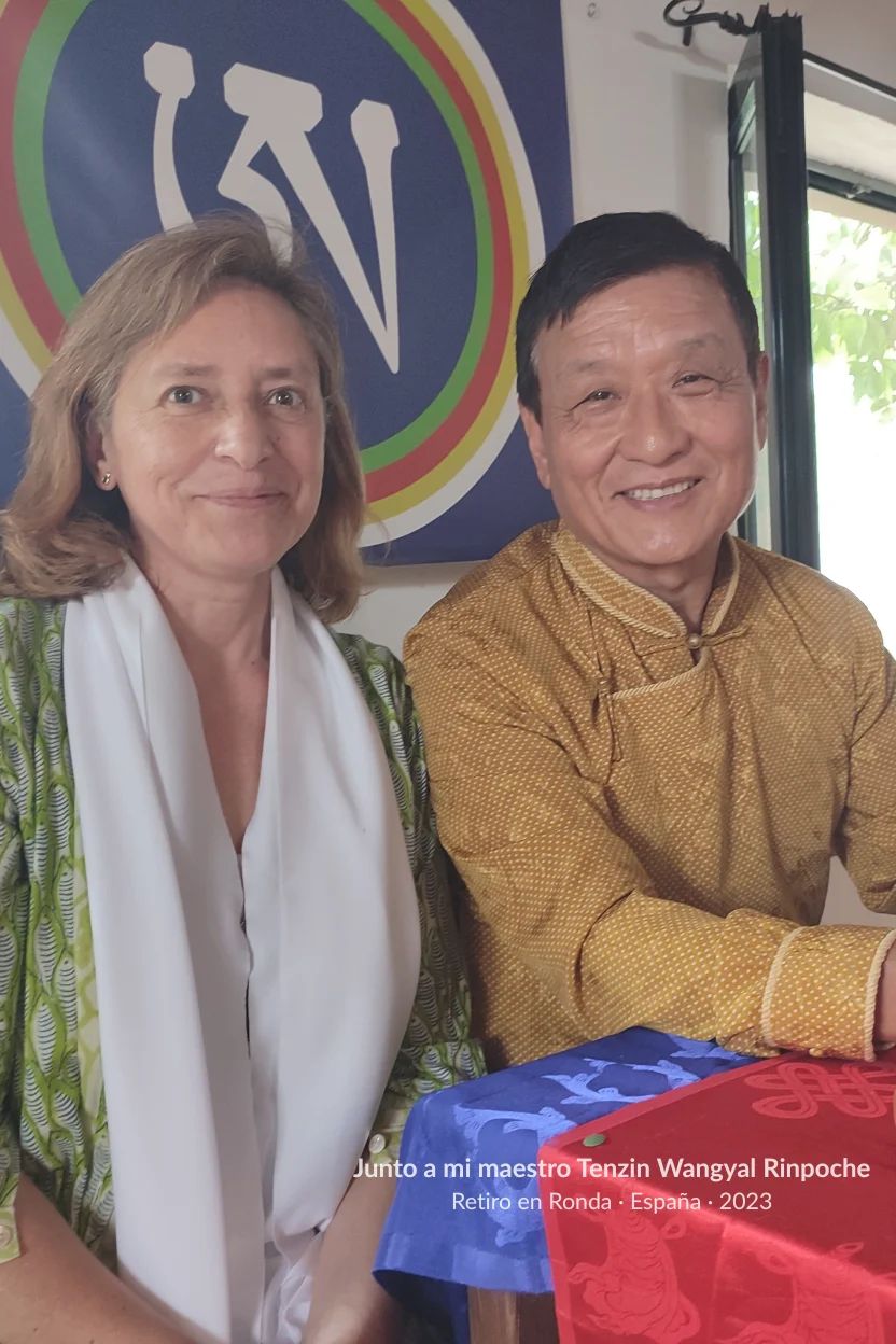 Ivonne Rojas junto a Tenzin Wangyal Rinpoche durante un retiro de tradición Bön en Ronda, España.